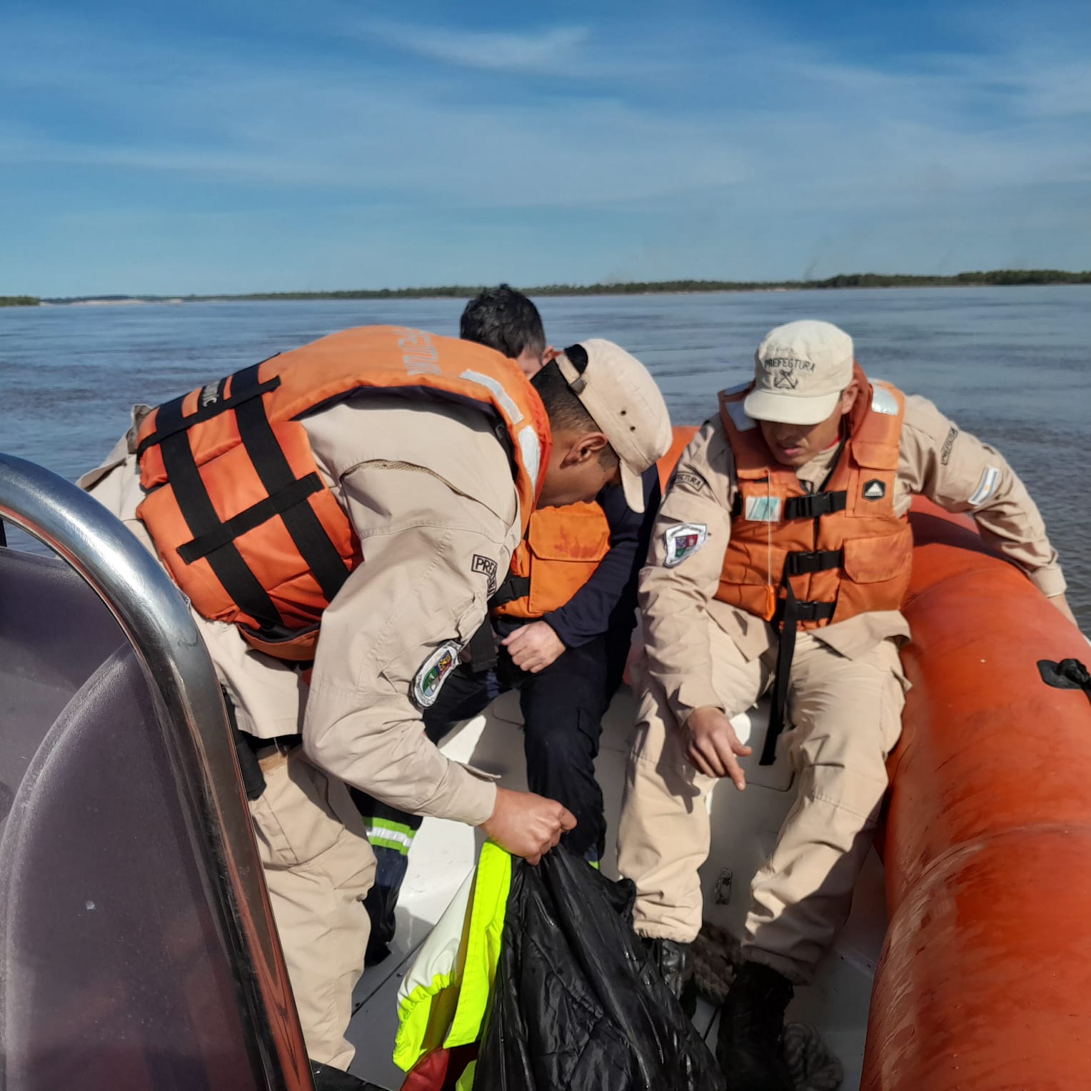 Prefectura rescató a una persona en el río Paraná